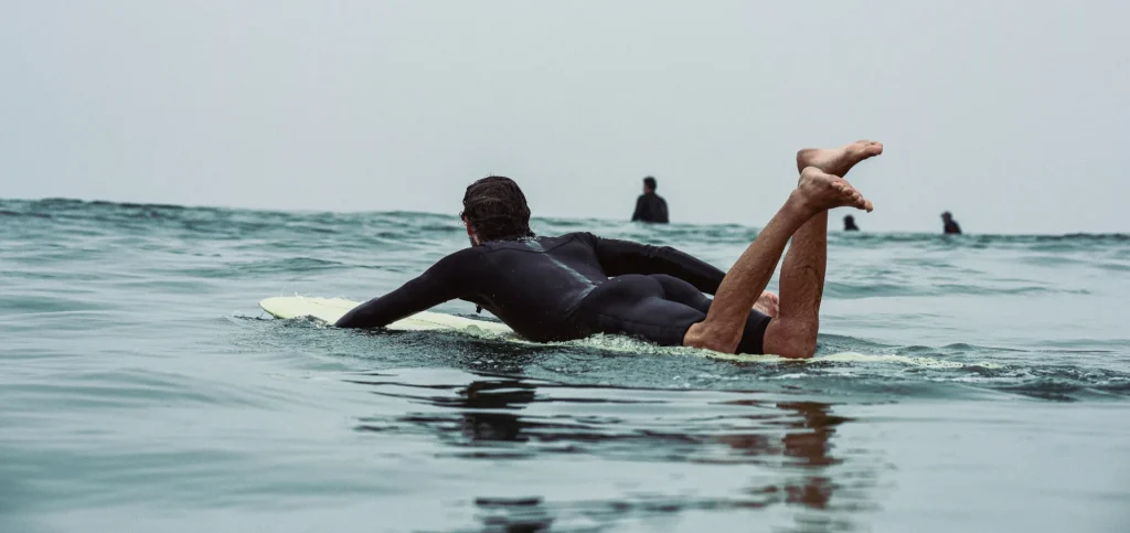 サーフィン：パドリング
