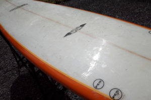 サーフボード ワックスのキレイな剥がし方「動画あり」-スクレパーで剥がす
