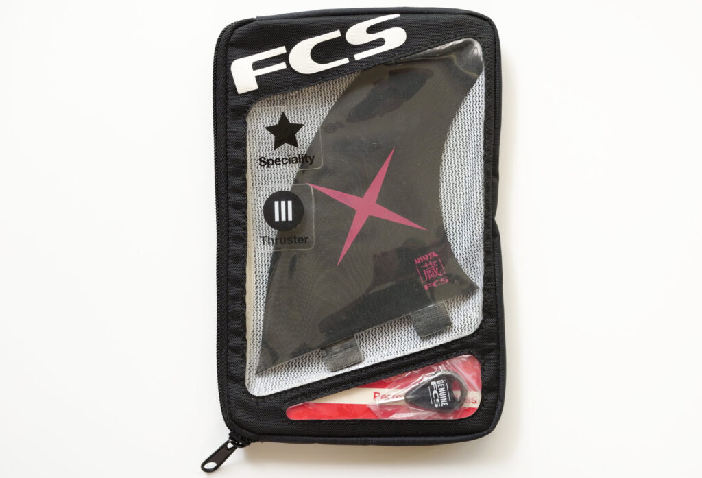 FCS 中古フィン NINJA 蔵 ツインフィン+スタビライザー 真木蔵人シグネチャー ケース No.96291676